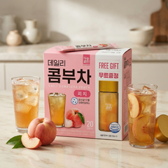다농원 데일리 콤부차 피치(Danongwon Daily Kombucha Peach) 20스틱 박스와 무료 증정(Free Gift) 보틀. 복숭아 슬라이스가 담긴 시원한 아이스티와 주방 배경이 어우러진 연출 이미지