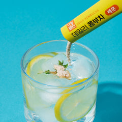 얼음 띄운 레몬물에 다농원 데일리 콤부차 레몬맛 스틱의 분말을 타는 모습. Mixing Danongwon Daily Kombucha Lemon powder from a stick pack into refreshing iced lemon water.