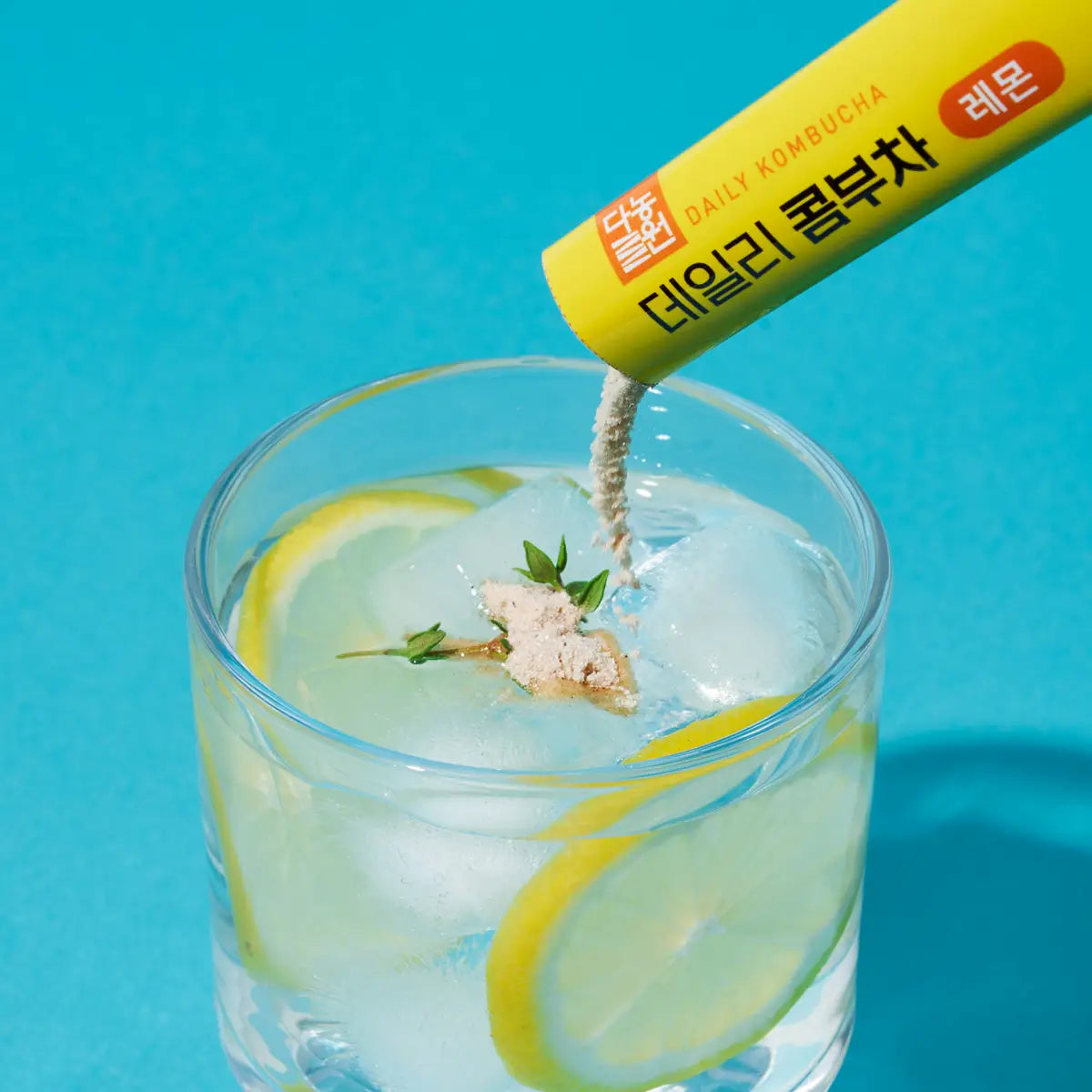 Danongwon Daily Kombucha Lemon Tea set showing 20 sticks and a prepared glass of lemon kombucha tea in a clear bottle