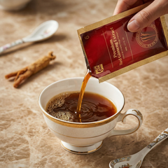 삼(Sahm) 캐나다 프리미엄 홍삼진액(Canadian Premium Red Ginseng Extract) 파우치를 금색 테두리 찻잔에 따르는 모습과 건조 홍삼 뿌리 이미지